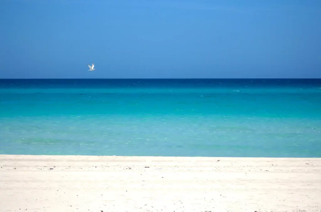 Aguas turquesas en Playa de Santa Lucía, Cuba