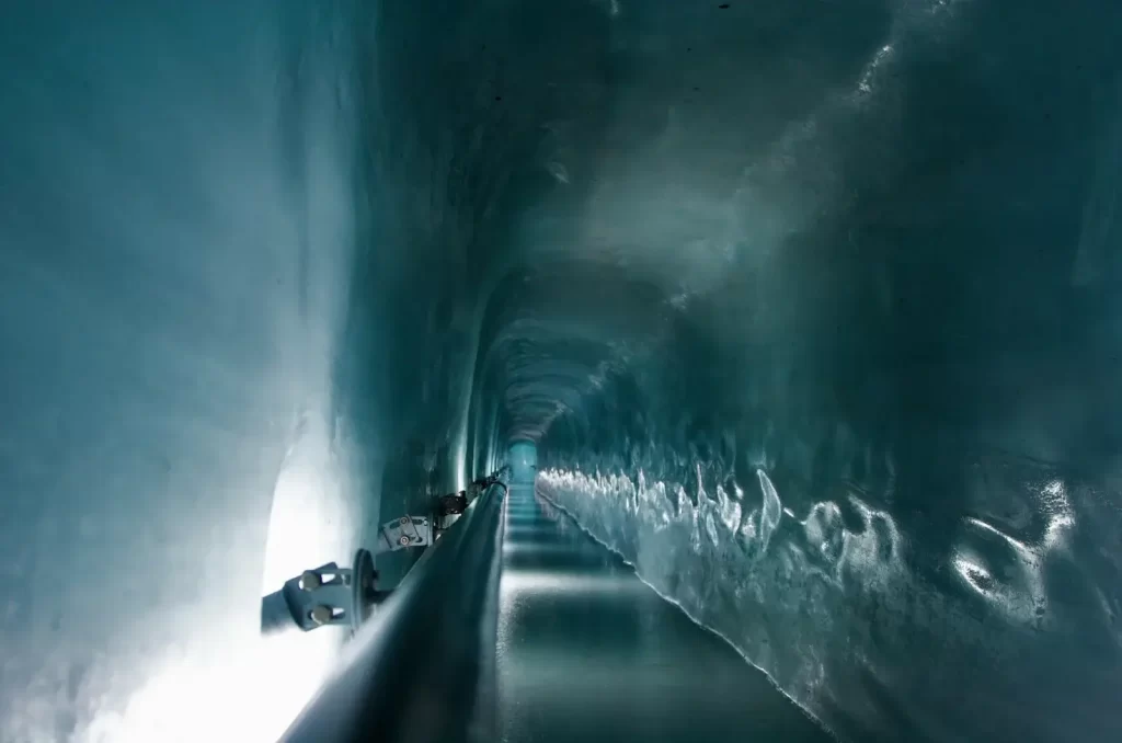 Túnel en el Palacio de hielo en Jungfrau