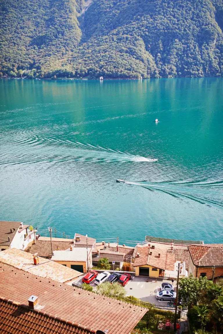 El lago de Lugano, de color turquesa, visto desde los tejados de Gandria, en Suiza