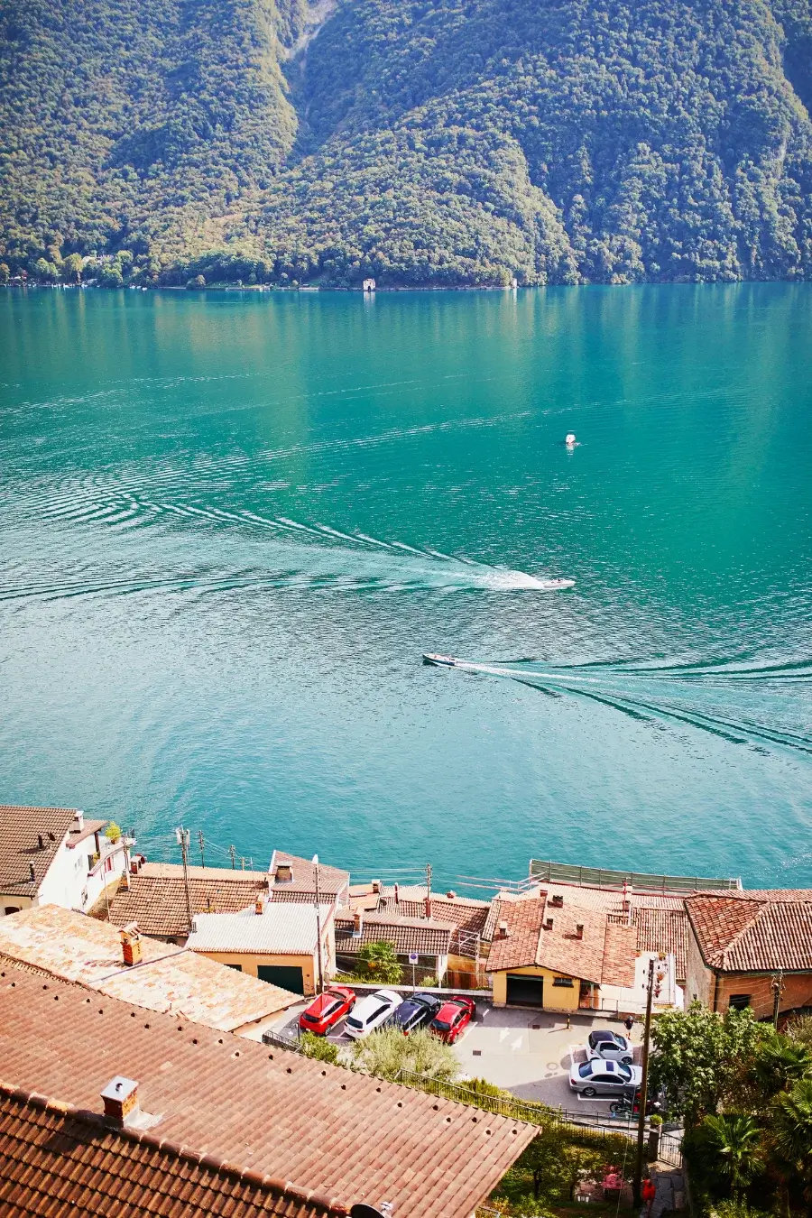 El lago de Lugano, de color turquesa, visto desde los tejados de Gandria, en Suiza