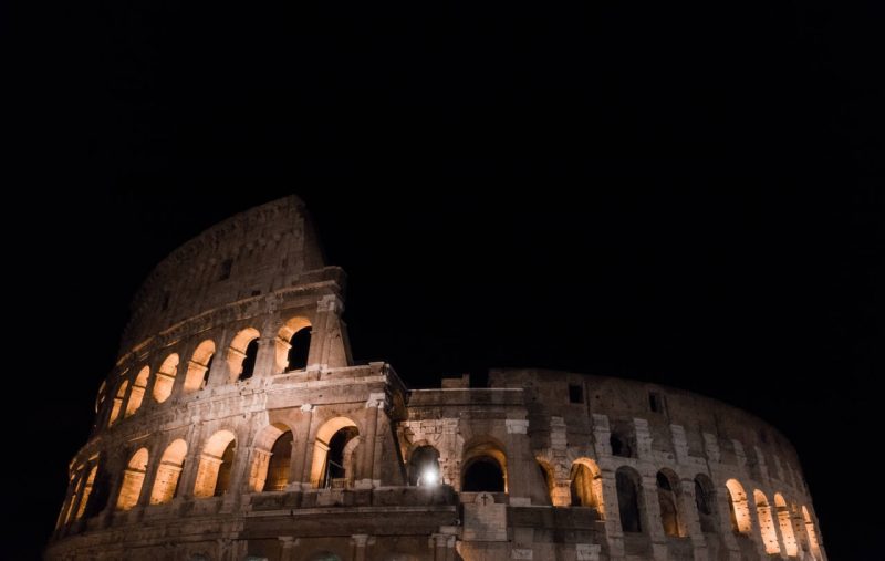Coliseo romano por la noche