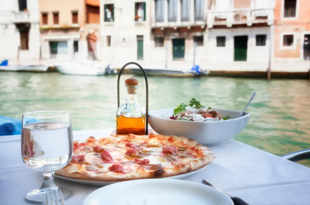 Pizza frente a los canales de Venecia