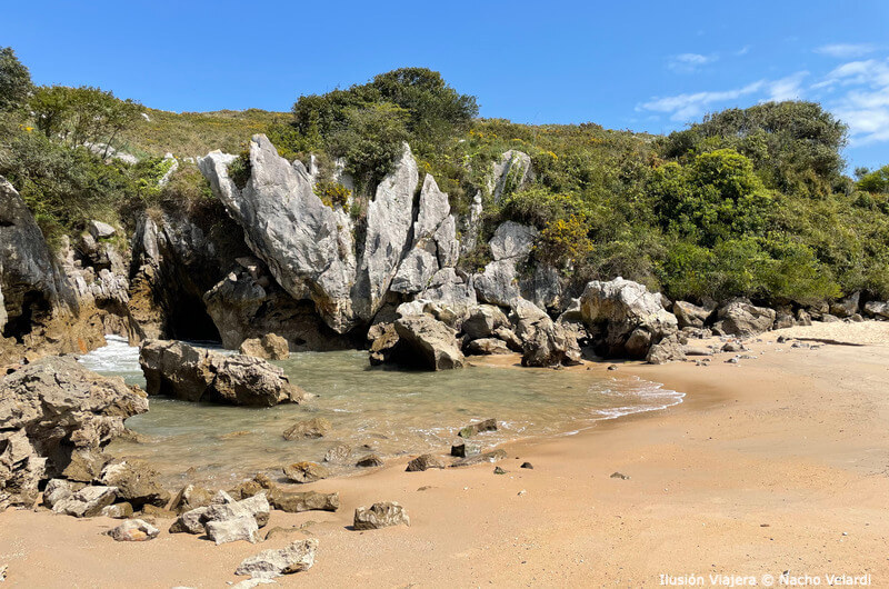 Playa Gulpiyuri rocas