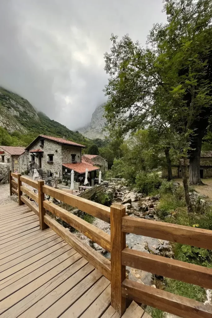 El puente principal en la villa de Bulnes 