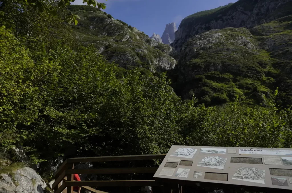 Vistas al Naranjo de Bulnes desde el mirador