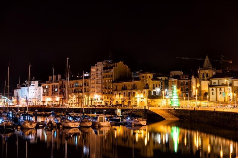 El puerto de Gijón por la noche