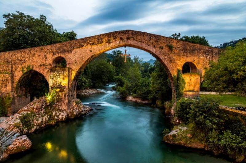 El emblemático puente romano de Cangas de Onís