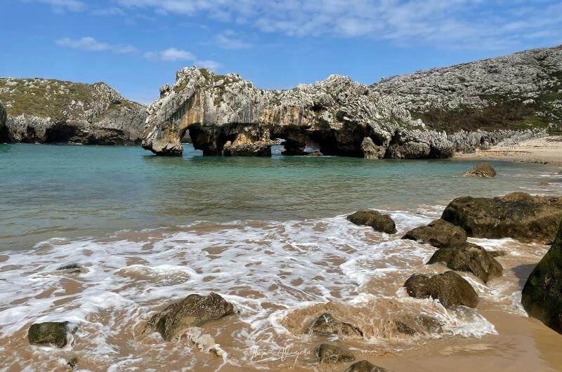 Playa Cuevas del Mar - Ruta en coche Asturias