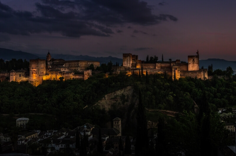 La Alhambra iluminada en la noche
