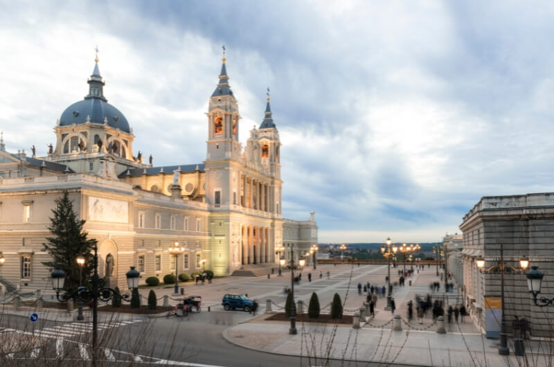 Catedral de Almudena, uno de los lugares más bonitos que puedes visitar en Madrid