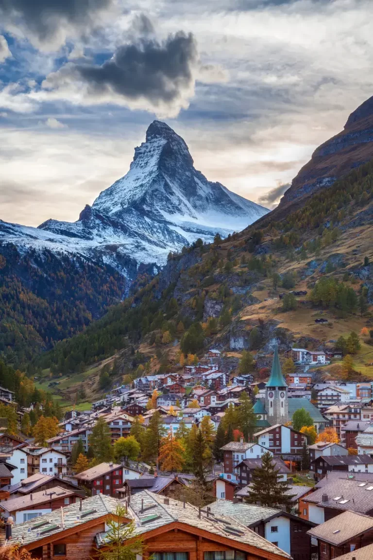 El Cervino nevado sobre los tejados de Zermatt, en Suiza