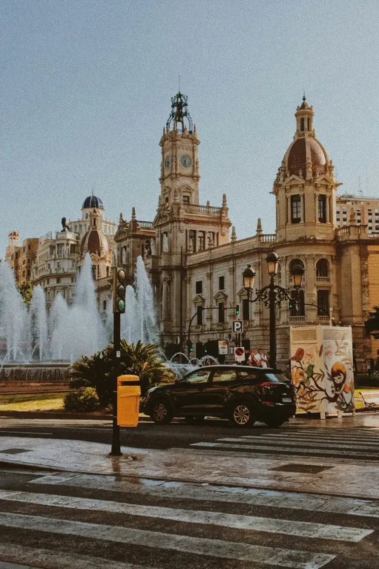 Edificio del Ayuntamiento de Valencia con la fuente de la plaza en primer plano