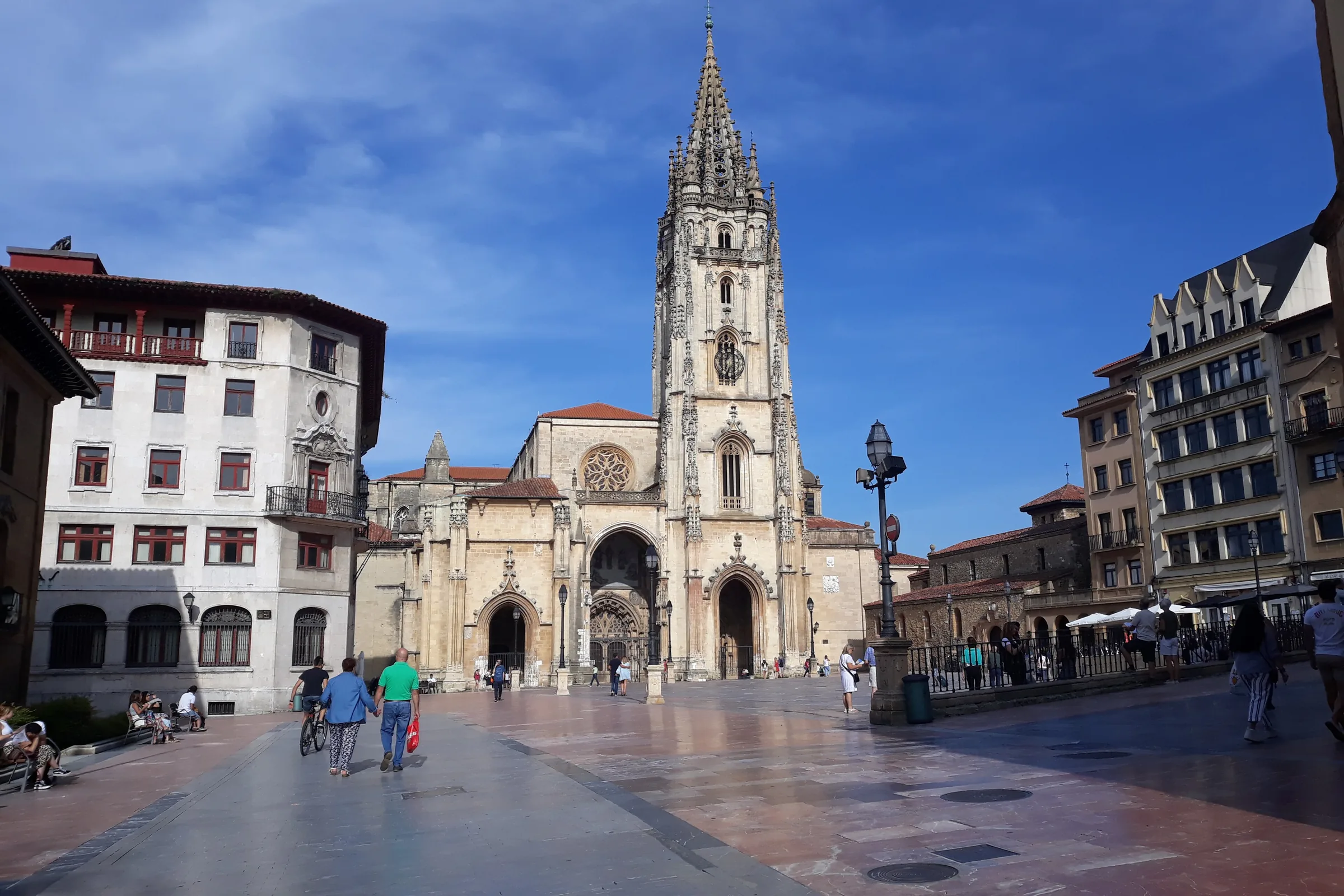 La catedral de Oviedo con su torre, al fondo de la plaza de Alfonso II