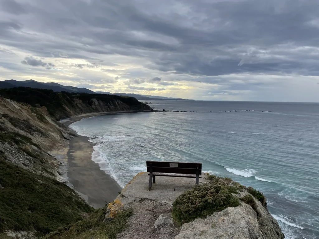 Banco del mirador del Sablón sobre la costa de Cabo Vidio