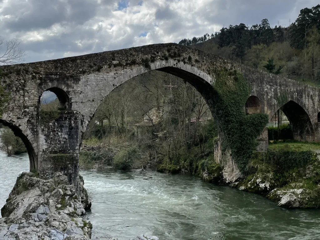 Puente romano de Cangas de Onís sobre el río Sella