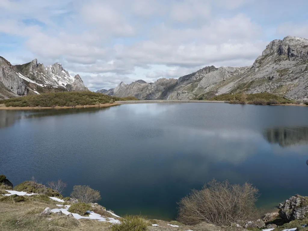 El Lago del Valle, en Somiedo, rodeado de montañas con restos de nieve