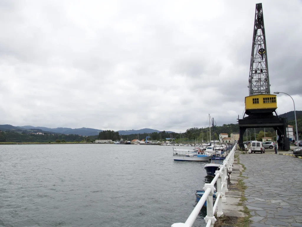 Grúa del puerto de San Esteban de Pravia vista desde el paseo junto a la ría