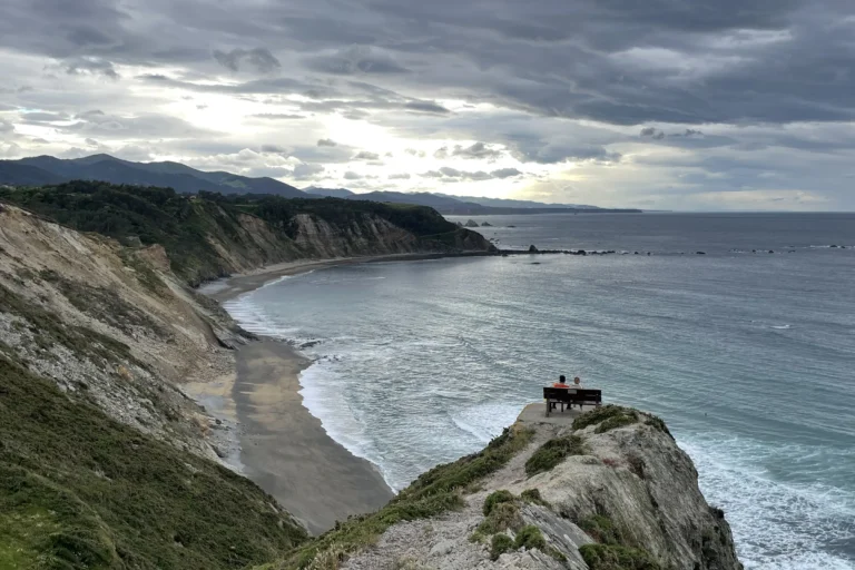 El banco del mirador del Sablón en la punta del acantilado, sobre la playa de la Vallina, en Oviñana (Cudillero)