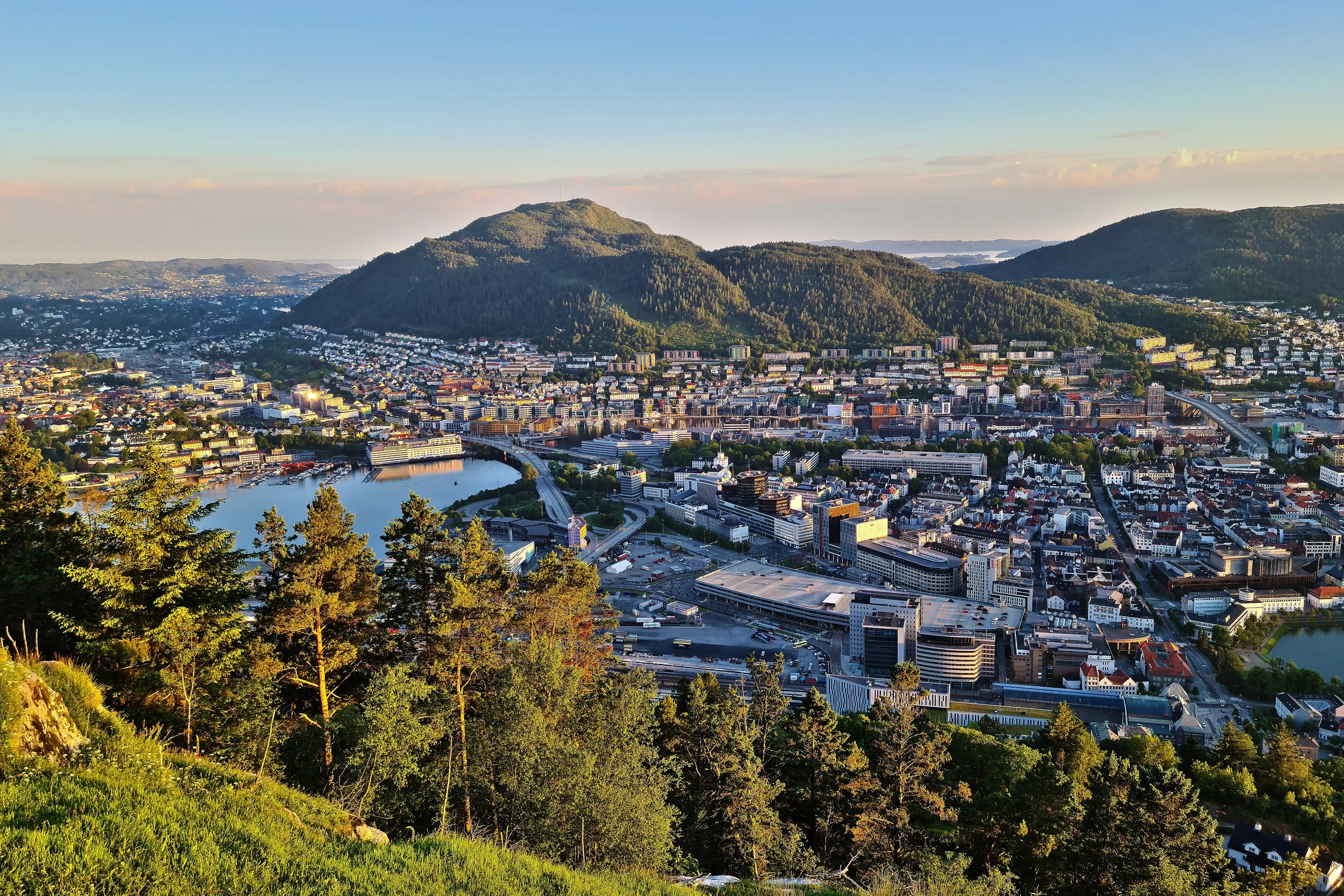 Bergen entre montañas, con el puerto y el fiordo
