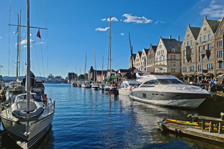 Bryggen y los barcos del puerto de Vågen, en Bergen