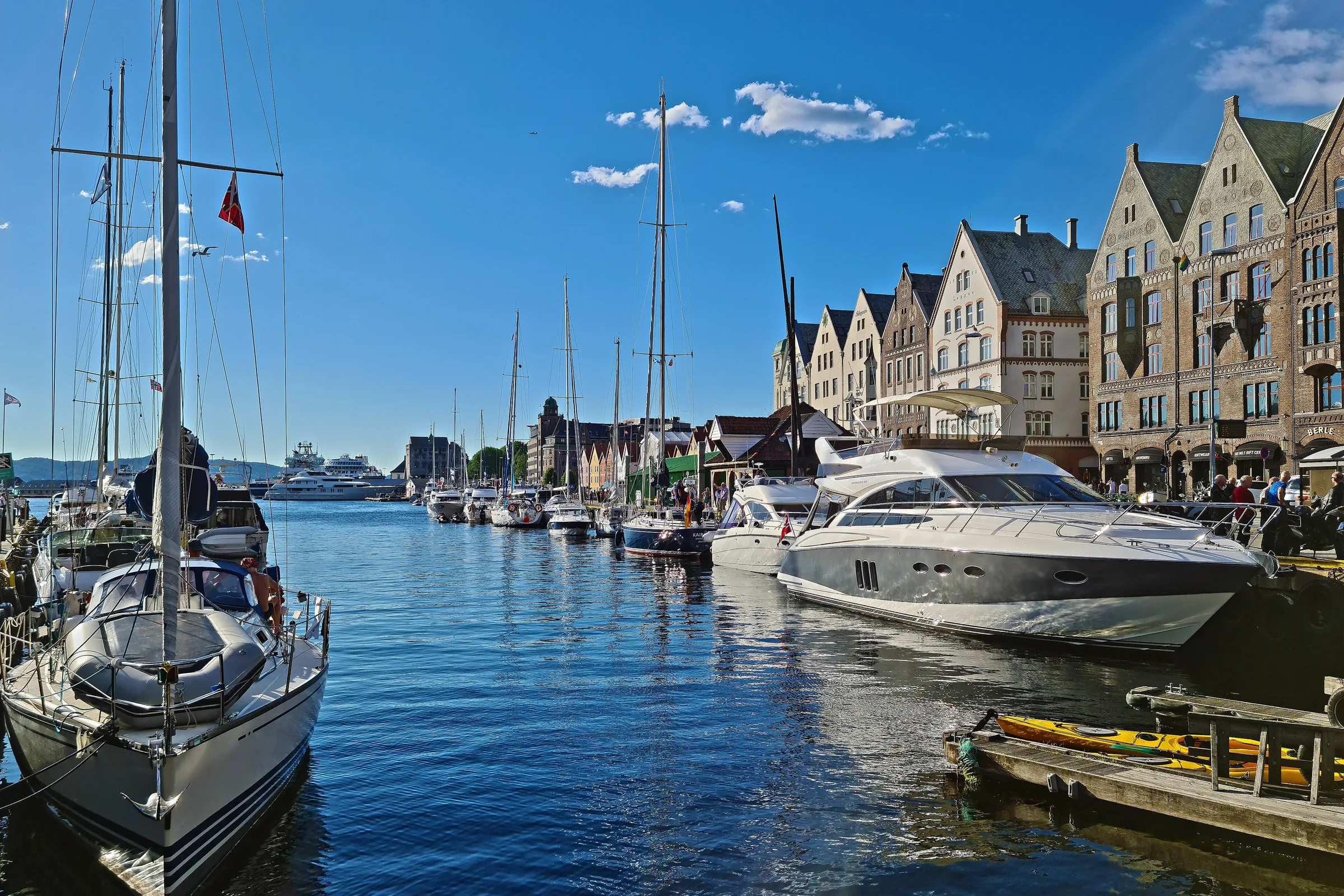 Bryggen y los barcos del puerto de Vågen, en Bergen