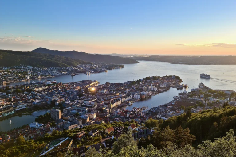 Bergen y su puerto al atardecer, vistos desde el monte Fløyen