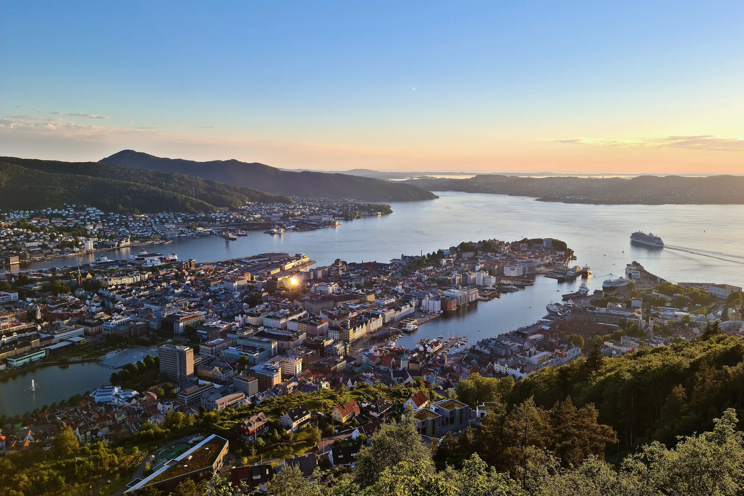 Bergen y su puerto al atardecer, vistos desde el monte Fløyen