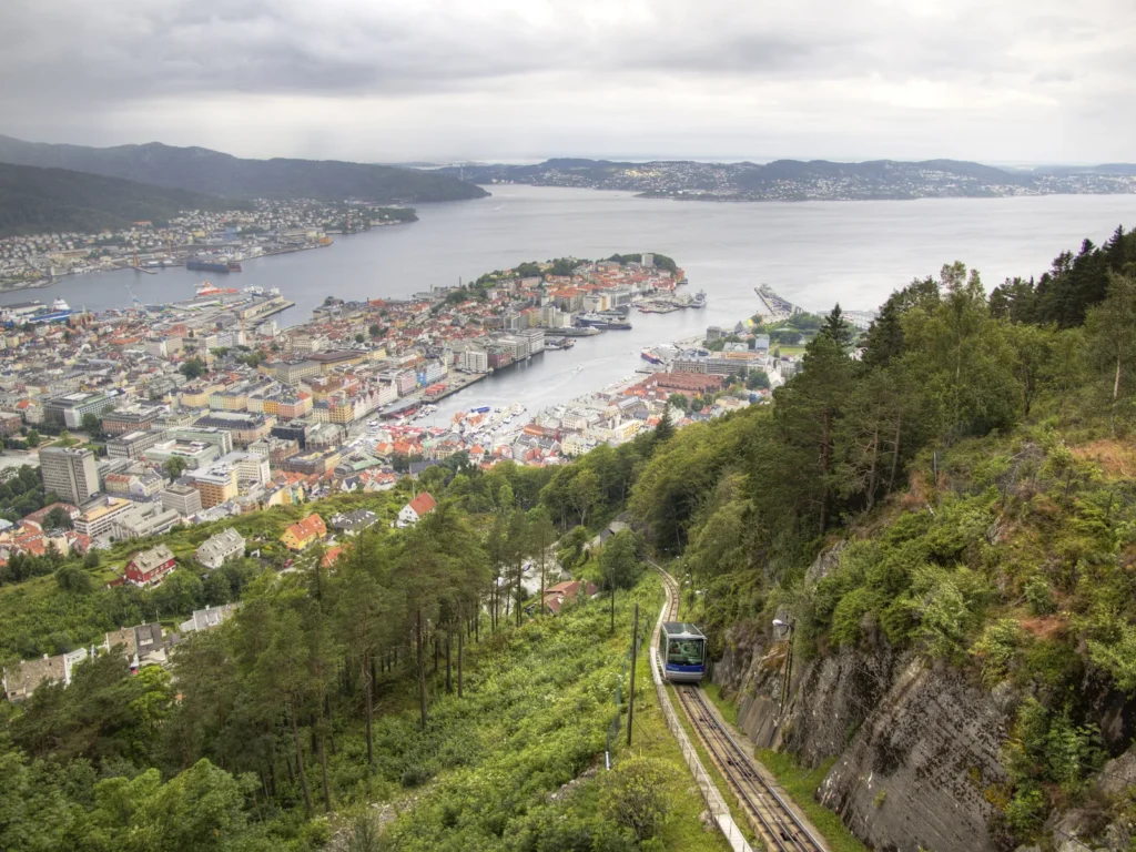 El Fløibanen sube al monte Fløyen, con Bergen y el fiordo abajo