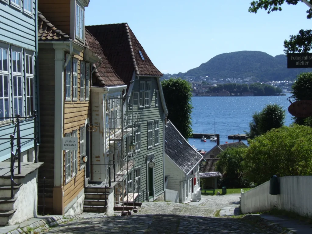 Casas de madera de Gamle Bergen junto al mar