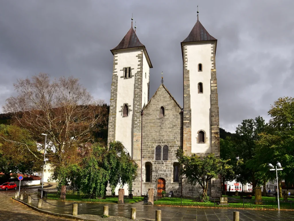 Mariakirken, la iglesia de piedra de dos torres de Bergen