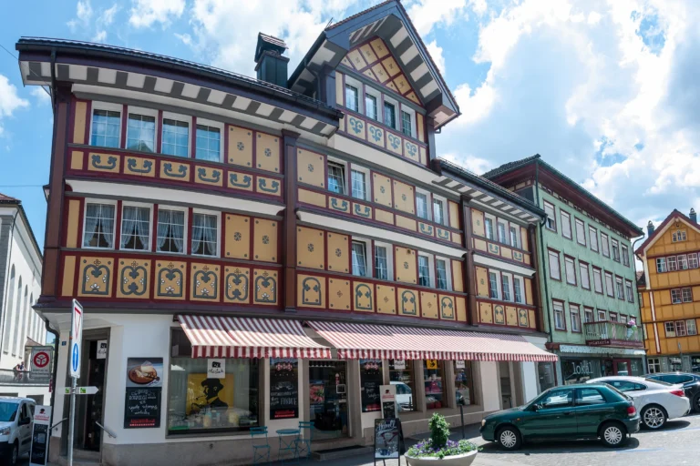 Fachadas pintadas de colores en la calle principal de Appenzell, en Suiza