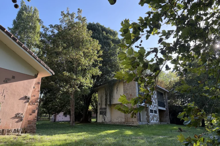 Chalés abandonados de la Ciudad Residencial de Perlora, en Carreño, entre árboles y césped crecido