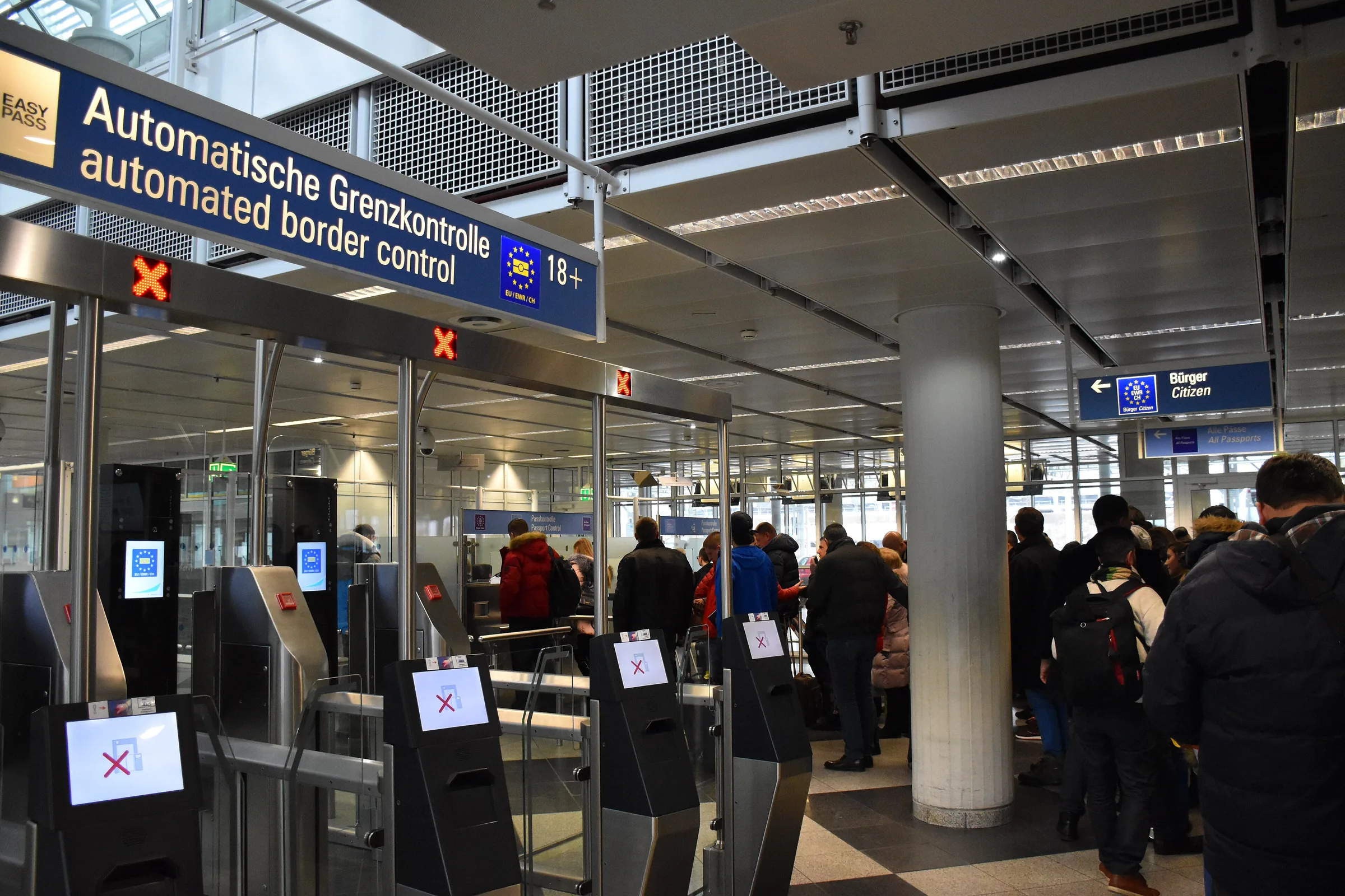 Puertas de control automático de pasaportes en la terminal 1 del aeropuerto de Múnich