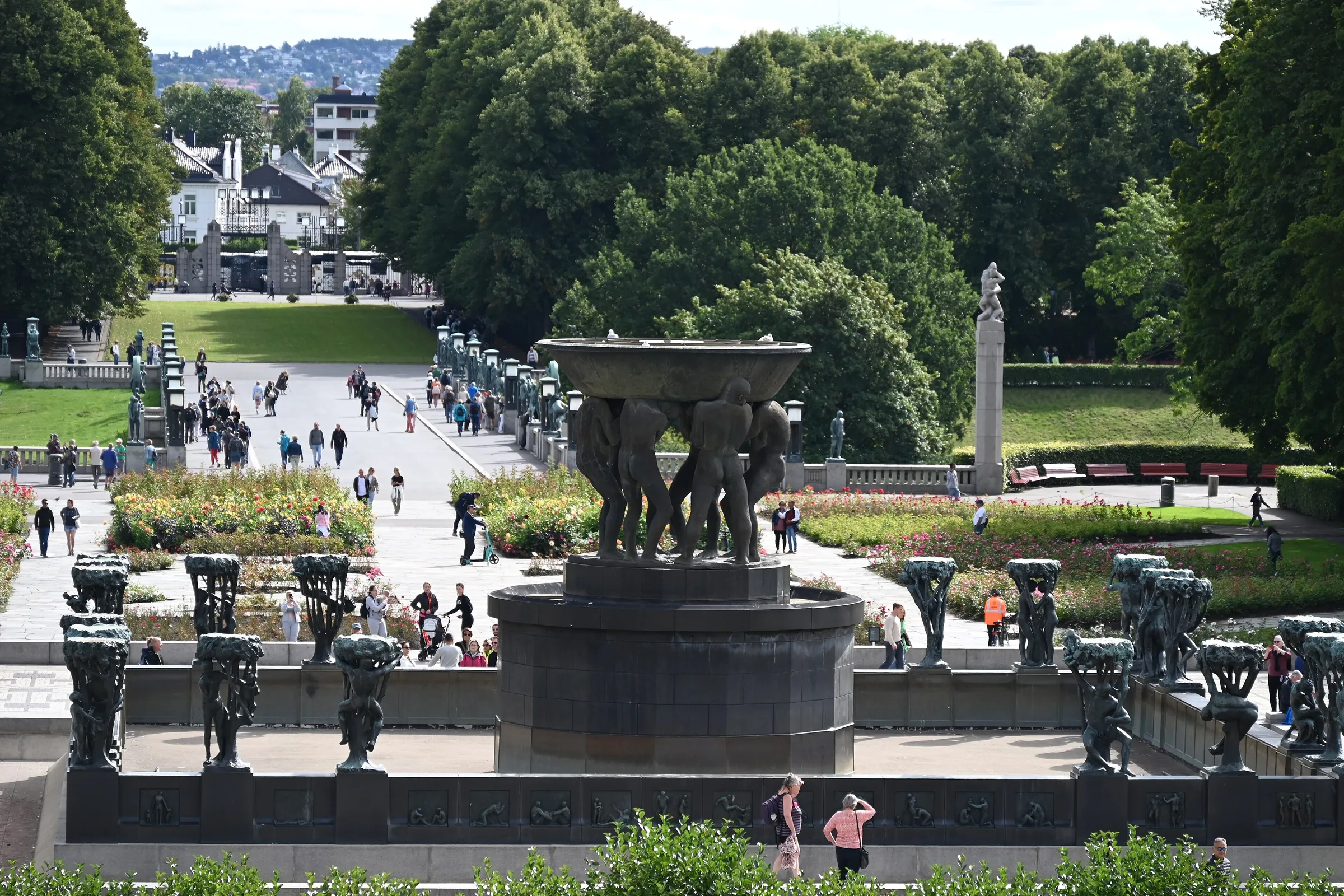 El parque Vigeland desde lo alto: la fuente de bronce, los jardines y el Monolito al fondo