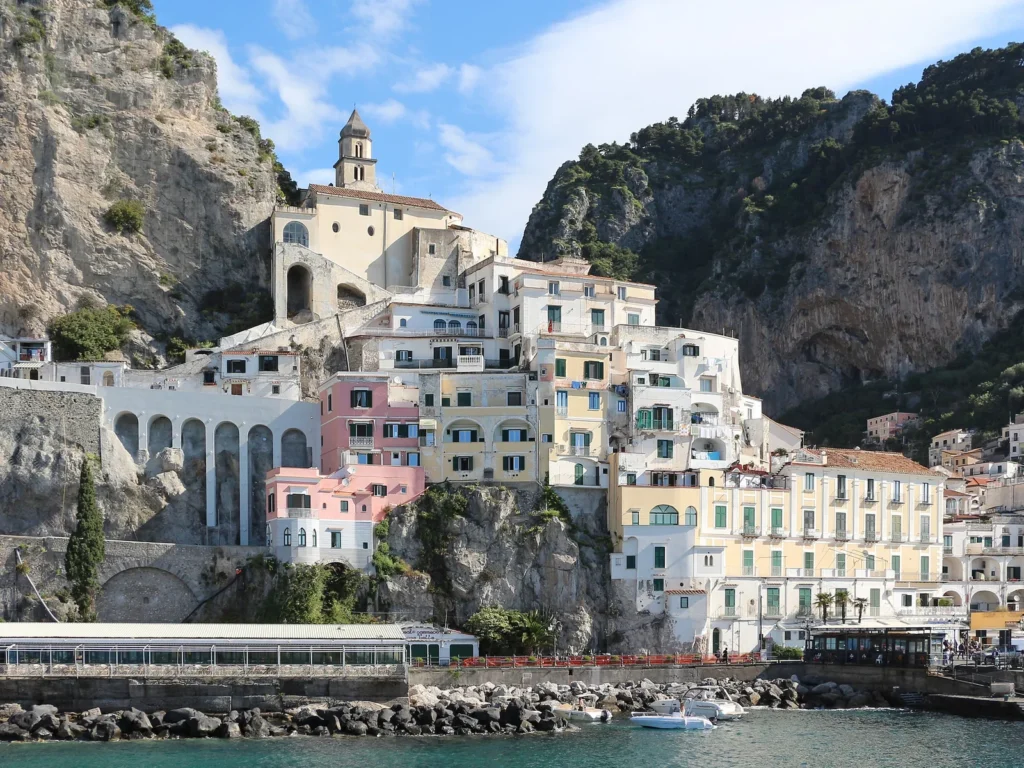 Casas blancas de Amalfi junto al puerto, al pie de las montañas