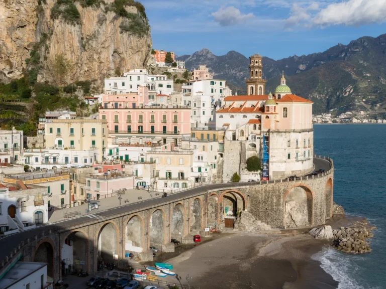 Atrani, con sus casas blancas y la iglesia sobre los arcos de la carretera