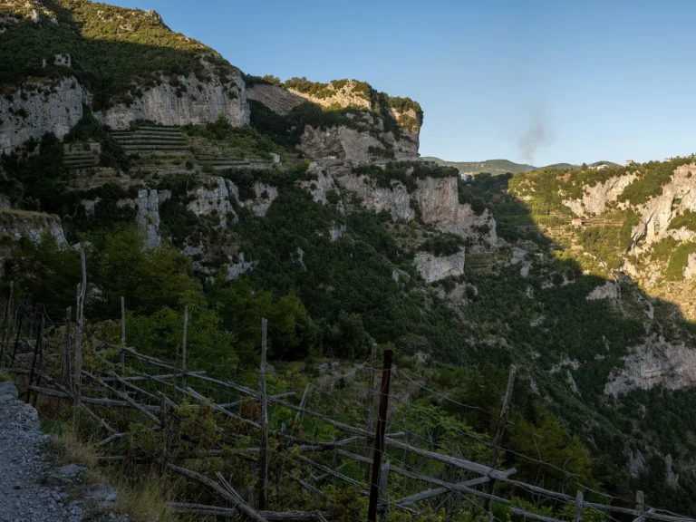 Bancales y acantilados junto al Sentiero degli Dei, cerca de Agerola
