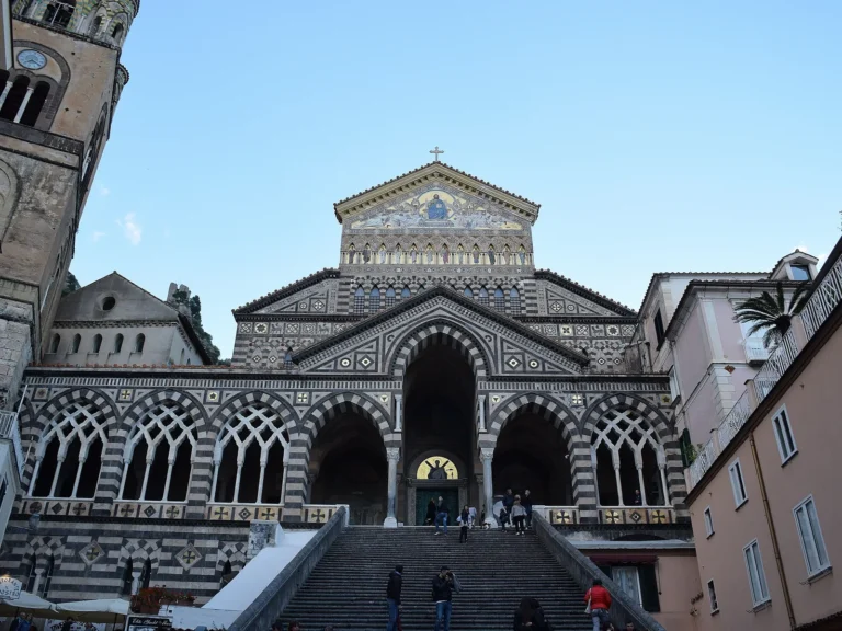 Fachada de la catedral de San Andrés de Amalfi en lo alto de su escalinata