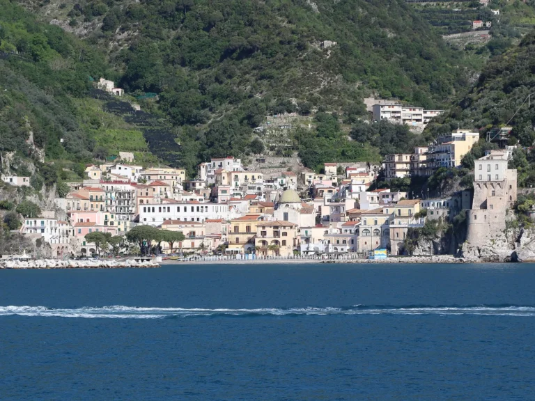 Cetara desde el mar: casas de colores y su torre junto al agua