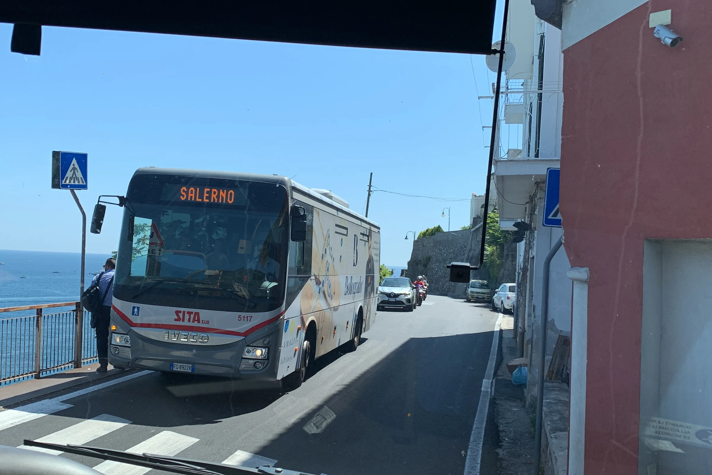 Autobús SITA en la carretera de la Costa Amalfitana, junto al mar