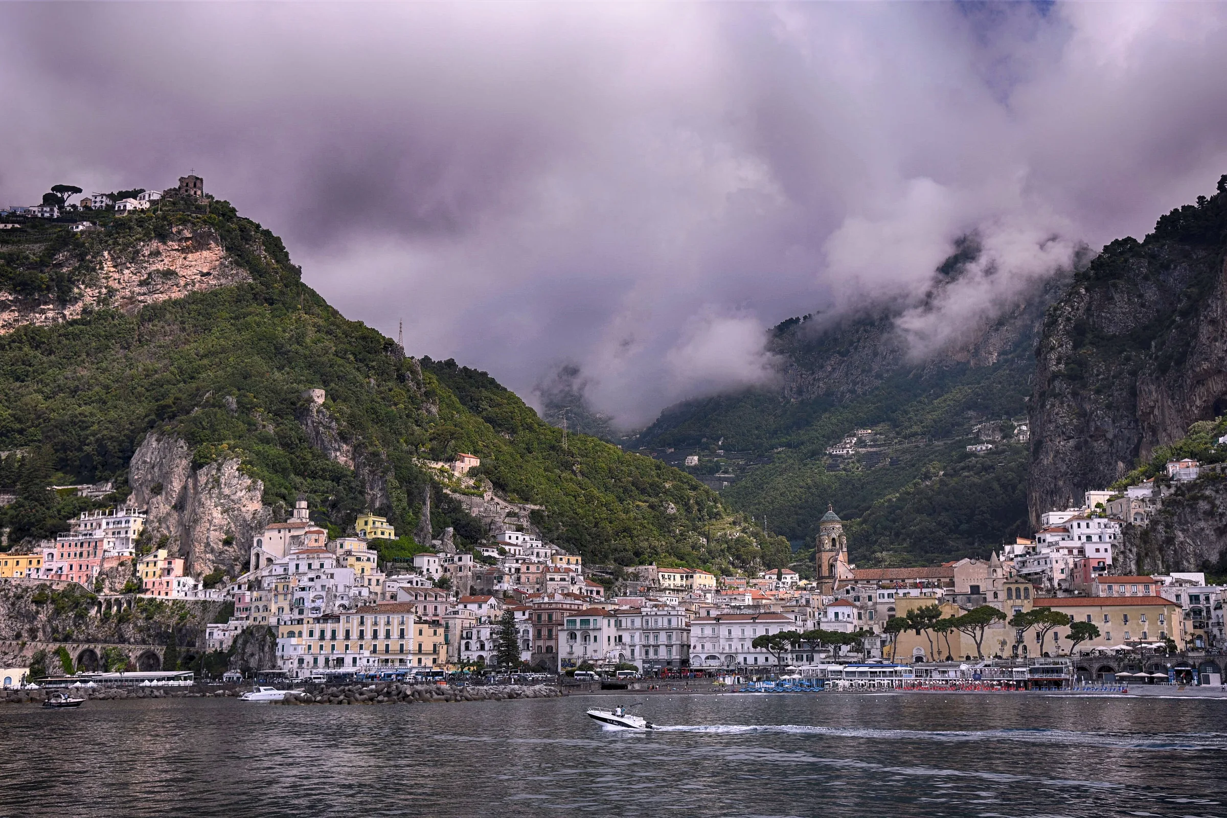 Amalfi vista desde el mar, con las casas al pie de la montaña