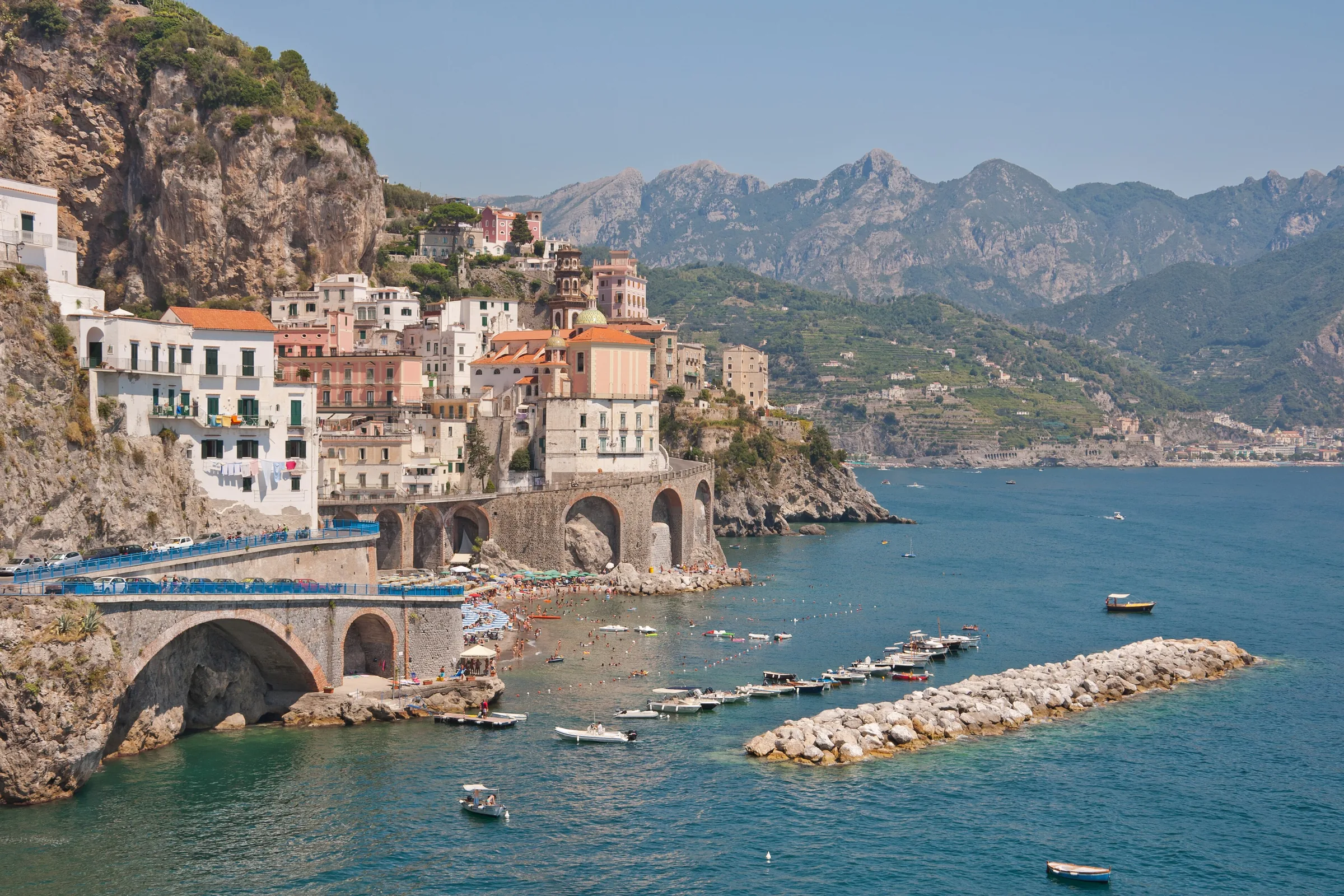 Atrani y la Costa Amalfitana desde la carretera, con las montañas al fondo