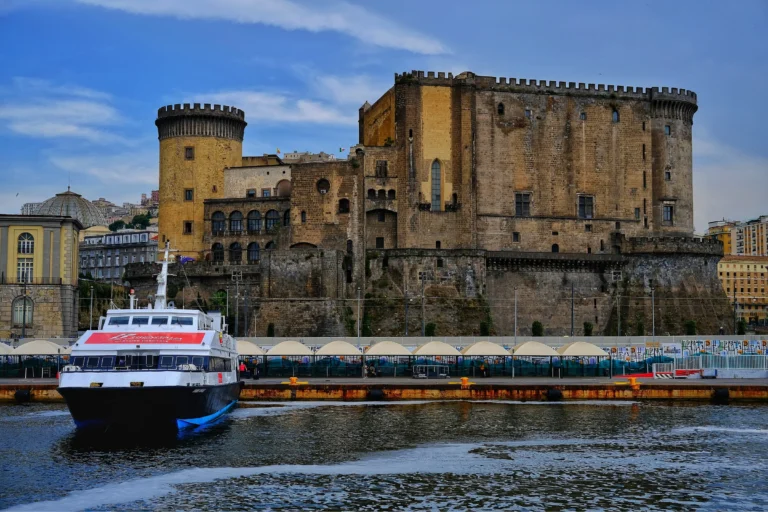 Aliscafo en el puerto de Nápoles, delante del Castel Nuovo, junto al Molo Beverello