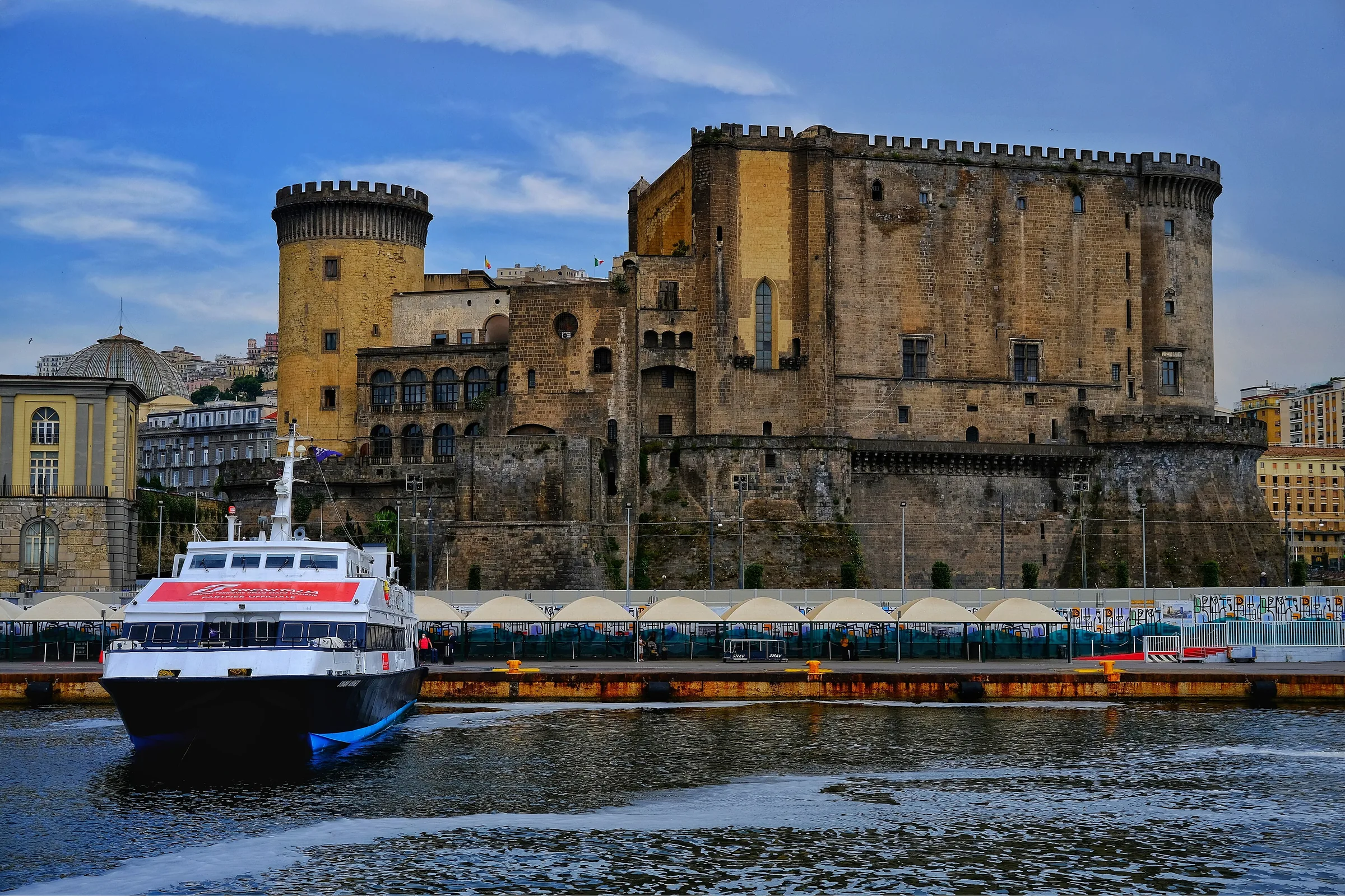 Aliscafo en el puerto de Nápoles, delante del Castel Nuovo, junto al Molo Beverello