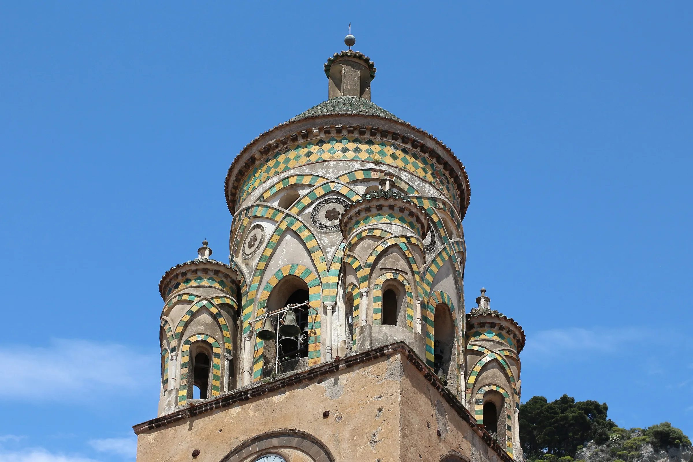 Campanario de la catedral de Amalfi, con sus cúpulas de cerámica verde y amarilla