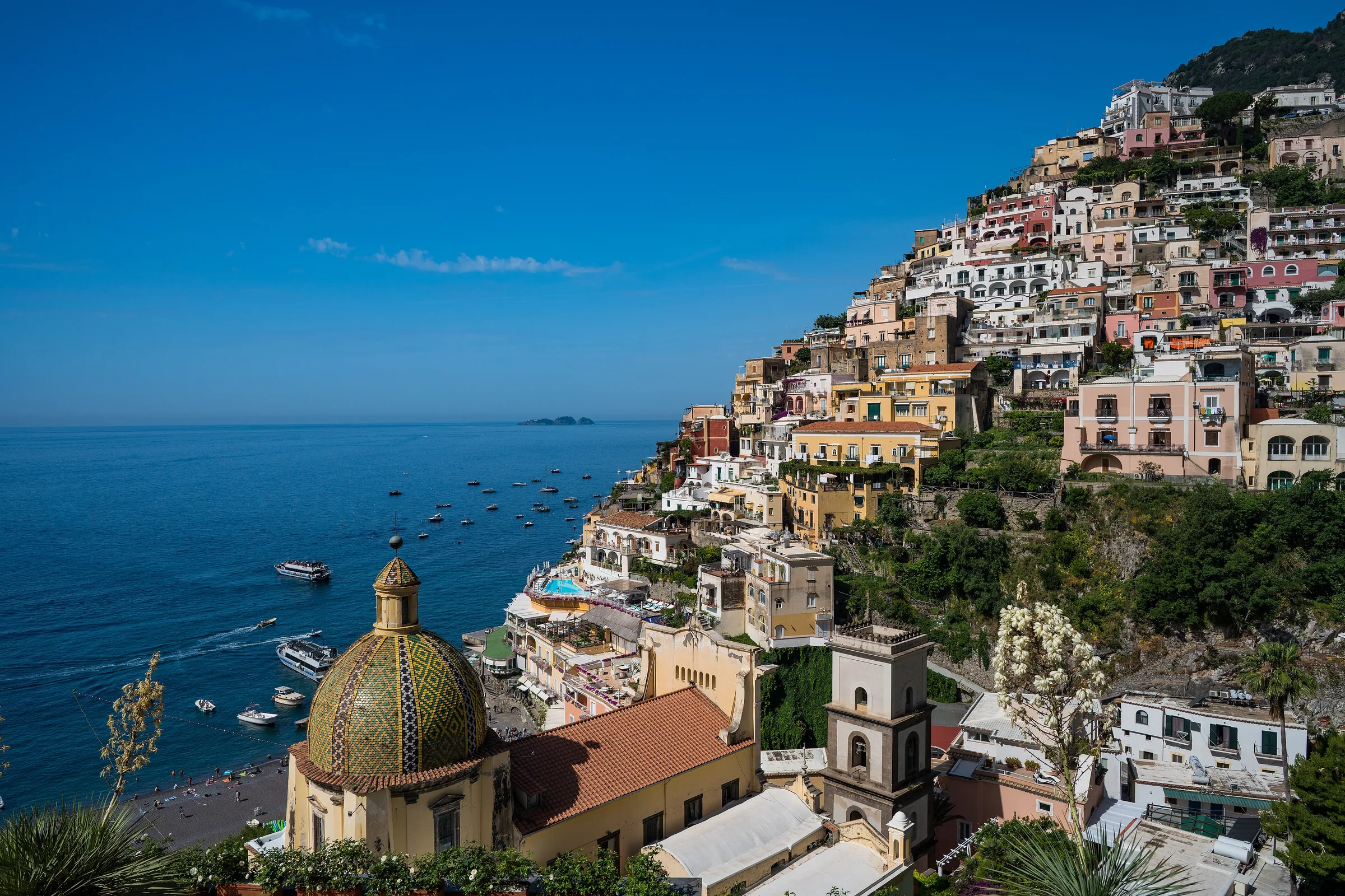 Positano con la cúpula de Santa Maria Assunta y la playa, al empezar la ruta