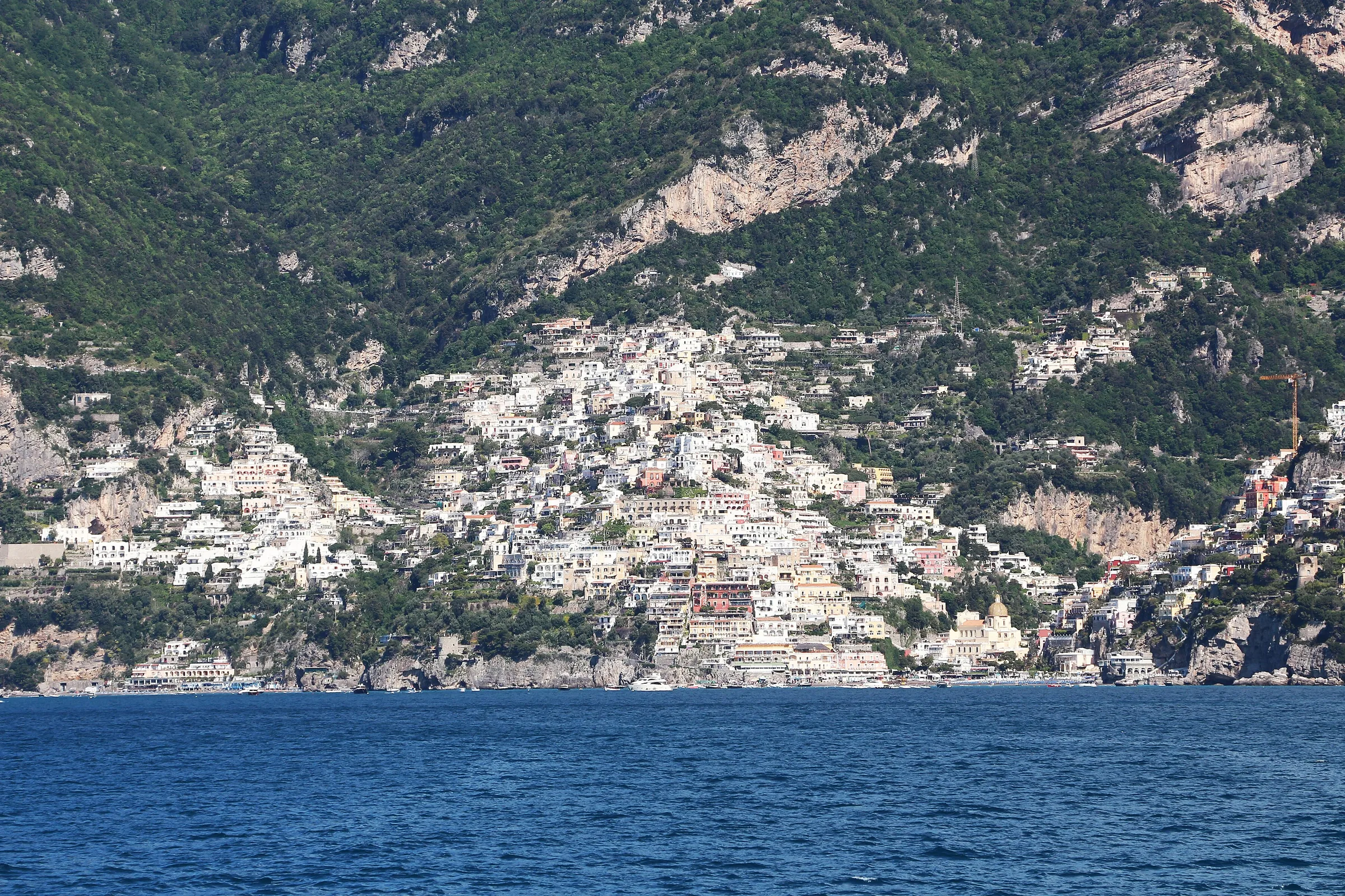 Positano desde el mar, en la ladera de la Costa Amalfitana bajo las montañas