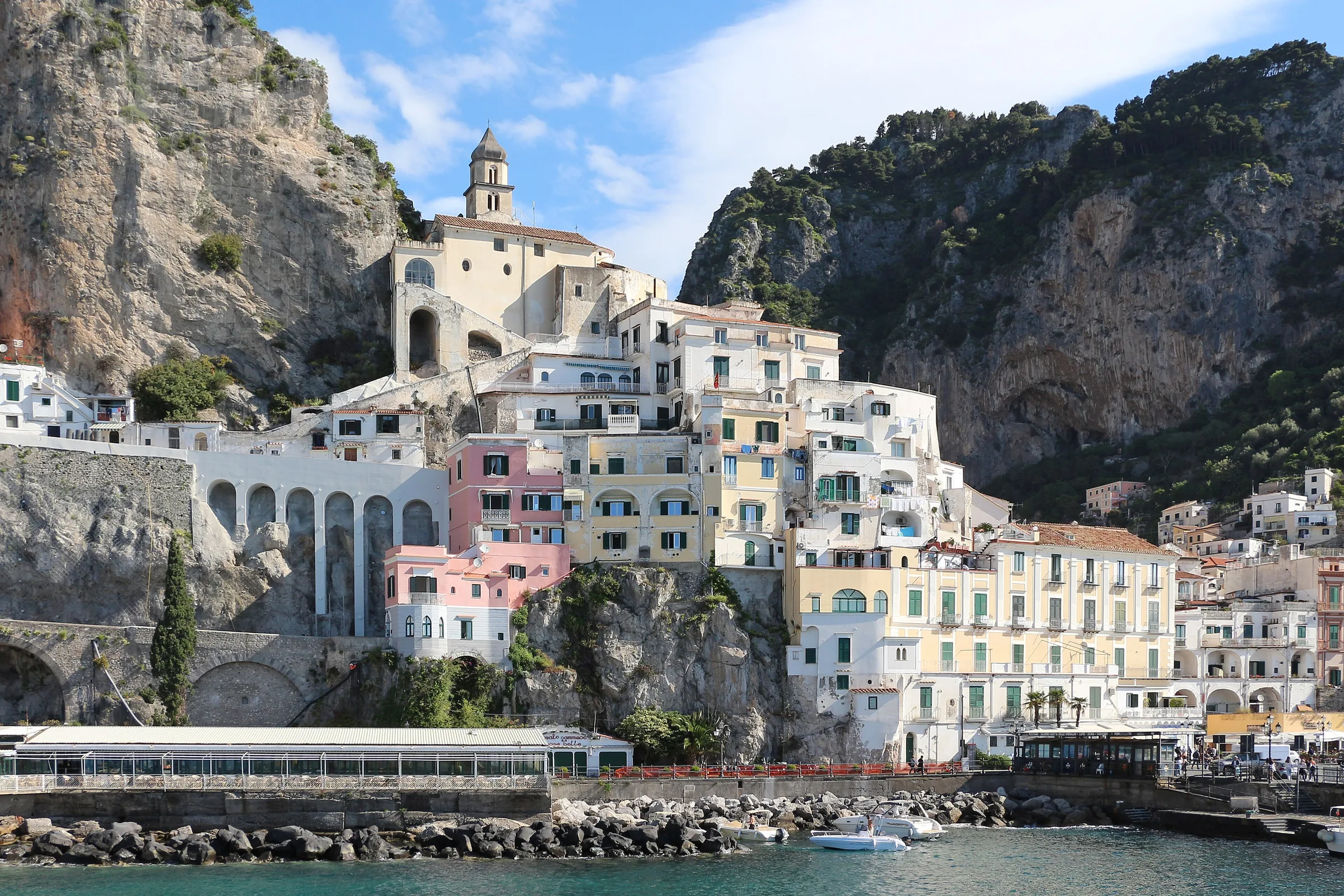 Amalfi desde el mar: las casas blancas al pie de la montaña y el campanario de la catedral