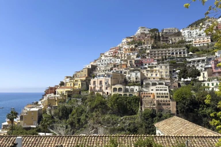 Casas de Positano en la ladera sobre el mar, en la Costa Amalfitana