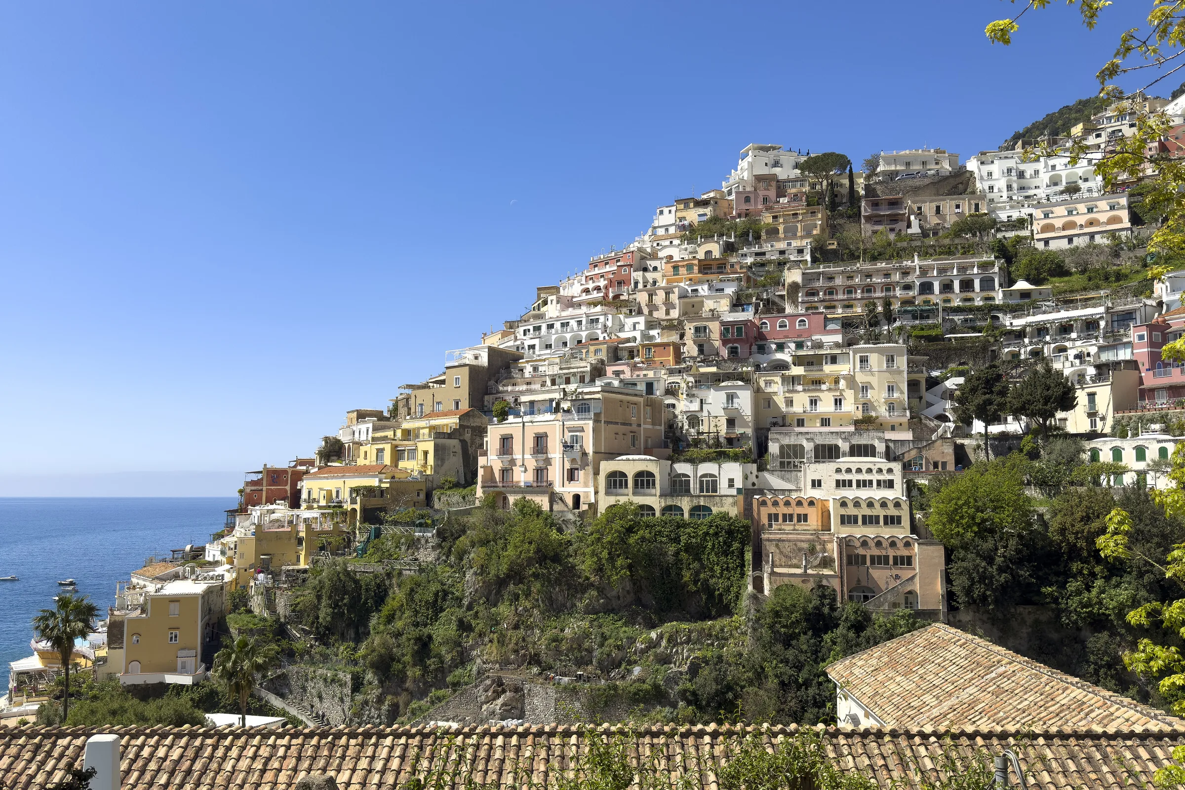 Casas de Positano en la ladera sobre el mar, en la Costa Amalfitana